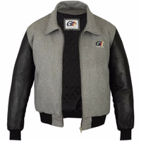 In der Rückansicht zeigt die graue Herren-Motorradjacke zwei Taschen auf Bauchhöhe links und rechts. Zusätzlich besitzt sie zwei Innentaschen auf Brusthöhe, von denen eine mit einem Reißverschluss verschlossen wird.