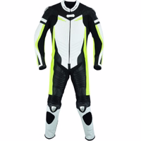 Einteiliger Motorradanzug aus Leder Vorderansicht des einteiligen gelben Motorrad Lederanzugs Bietet umfassenden Schutz mit Protektoren an Schienbeinen und Unterarmen Zusätzlich erhöht fluoreszierendes Material die Sichtbarkeit für andere Verkehrsteilnehmer