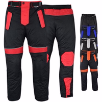Herren-Motorradhosen Textil-Motorradhosen Kombihosen Vorder- und Rückansicht der roten Motorradhose aus Cordura-Textil. Fortschrittlicher Schutz, herausnehmbares Futter und rostfreie Knöpfe für Langlebigkeit. Deutsche Ingenieurskunst trifft auf Fahrkomfort! #Motorradhose Kombihose #BikerMode Kostenlose Liefe