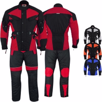 Cordura Motorrad 2-teiliger Kombi-Set Motorrad 2-teiliges Kombiset mit mehreren Protektoren. Reflektierende Paspel für bessere Sichtbarkeit. Verstellbare Manschetten, Taillengürtel & Ellbogen-Druckknöpfe. Reißverschluss & Druckknöpfe, atmungsaktives Material mit dehnbaren Oberschenkeln.