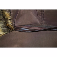 Herren-Daunenjacke, Lederjacke mit aufgenähten Lederstreifen Erleben Sie den Winter mit Stil in der Herren-Daunenjacke im Puffy-Design. Aus Polyester mit Lederstreifen gefertigt, verfügt diese Jacke über eine abnehmbare Kapuze mit Kunstfell, klassische Hornknöpfe und praktische Innentaschen. Erhältlich in Braun und