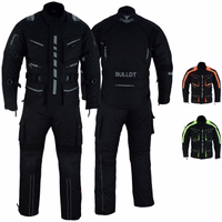 Herren-Motorradanzug Textil – Motorradjacke + Motorradhose inkl. Protektoren Herren-Motorrad-Textilkombi in Schwarz mit Vorder- & Rückansicht. Mit Arm-, Schulter- & Rückenprotektoren. 4 Schichten: Cordura Polyester 600D außen, wasserabweisendes Nylon-Taft, Polyester-Innenfutter & herausnehmbares Steppfutter.
