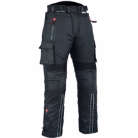 Herren-Motorradanzug Textil – Motorradjacke + Motorradhose inkl. Protektoren Herren-Motorradhose in Vorderseitenansicht mit 4 Oberschenkeltaschen inkl. Reißverschluss & Klett, geprüften Knie- & Oberschenkelprotektoren sowie Reißverschluss-/Klettbeinöffnungen für Stiefel – praktisch & sicher.
