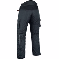 Herren-Motorradanzug Textil – Motorradjacke + Motorradhose inkl. Protektoren Herren-Motorradhose in Rückansicht mit geripptem Stretchstoff an Gesäß & Knien für besseren Sitz & Polsterung. Per Reißverschluss mit Jacken kombinierbar. Mit Scotchlite 3M Reflektoren an den Knien für mehr Sichtbarkeit.