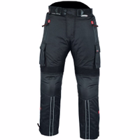 Herren-Motorradanzug Textil – Motorradjacke + Motorradhose inkl. Protektoren In der Vorderansicht zeigen die Cargohosen für Motorradfahrer Oberschenkeltaschen mit Nierenwärmer-Funktion & Gesäßtaschen. 3 Schichten: Cordura Polyester 600D, wasserabweisendes Nylon-Taft & herausnehmbares Steppfutter.