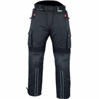 Herren-Motorradanzug Textil – Motorradjacke + Motorradhose inkl. Protektoren In der Vorderansicht zeigen die Cargohosen für Motorradfahrer Oberschenkeltaschen mit Nierenwärmer-Funktion & Gesäßtaschen. 3 Schichten: Cordura Polyester 600D, wasserabweisendes Nylon-Taft & herausnehmbares Steppfutter.