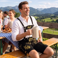 Lifestyle-02-1721086235-GW721-Kurze-Trachten-Lederhose--Hosentraeger--Trachtenhose--Schwarz--Stickerei-GW721_1.jpg Lifestyle-02-1721086235-GW721-Kurze-Trachten-Lederhose--Hosentraeger--Trachtenhose--Schwarz--Stickerei-GW721_1.jpg
