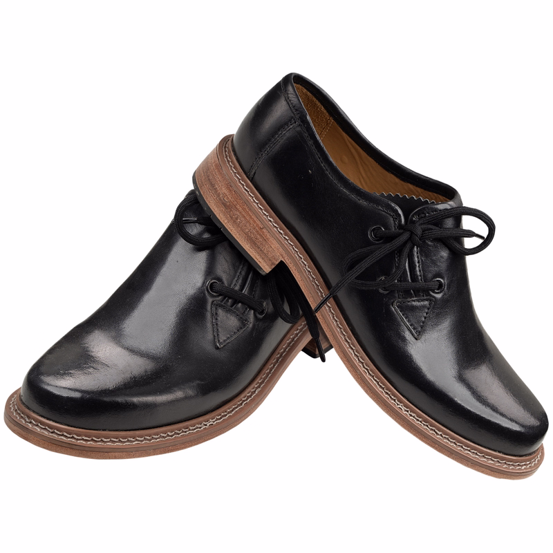 Bavarian traditional shoes Dark Brown Pair of Haferl shoes in dark brown, crafted from 100% suede. Designed for traditional Trachten attire and dance, featuring a leather sole, round toe cap, lace fastening, and a block heel. Ideal for Schuhplattler and other cultural dance forms.
