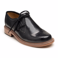 Frontansicht traditioneller bayerischer Schuhe in Schwarz mit kurzem Schaft und seitlicher Schnürung. Diese deutschen Schuhe verfügen über ein Schnürsystem, einen Blockabsatz und sind aus echtem Leder gefertigt.