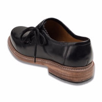 Kaufen Sie traditionelle bayerische Herrenschuhe mit seitlicher Schnürung und echter Ledersohle. Hergestellt aus feinstem Rindsleder bieten sie Langlebigkeit und elegante Schlichtheit. Mit Schnürverschluss sind sie perfekt für jeden Anlass. Jetzt bestellen