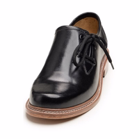 Frontansicht traditioneller bayerischer Schuhe mit kurzem Schaft und elegantem Design. Hergestellt aus robustem Rindsleder, zeichnen sich diese Schuhe durch eine glatte Oberfläche, einen sicheren Schnürverschluss und ein bequemes 100 % Baumwollfutter aus.