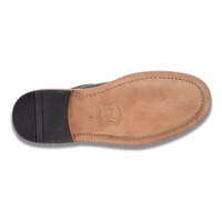 Entdecken Sie unsere handgefertigten bayerischen schwarzen Schuhe aus echtem Leder. Mit runder Zehenkappe, seitlicher Schnürung und robustem Blockabsatz verbinden sie mühelos Stil und Komfort. Jetzt online shoppen und noch heute bestellen!