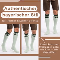 Bayerische Traditionssocken mit elegantem Zopfmuster Traditionelle bayerische Socken in Heidegrau, gefaltet und unterhalb des Knies umgeschlagen im getragenen Stil, mit sichtbarem Zopfmuster.