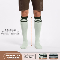 Bayerische Traditionssocken mit elegantem Zopfmuster Traditionelle bayerische Socken, zwei Paar – eines in Naturgrün und eines in Heidegrau – beide mit Zopfmuster, Schaftlänge 50 Zentimeter.