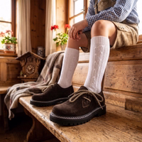 lifestyle-3-DB-1721086275-GW1800-VL-Kinder-Traditionelle-Kinderlederschuhe--Jungen-Maedchen-Haferlschuhe--feinste-echtes-Rindsleder--handgefertigte-Schuhe--seitlich-geschnuerte-Schuh.jpg