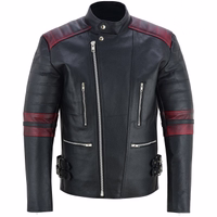 Lederrock maßanfertigung Maßgeschneiderte nach Mass Trend452R Herren Motorradjacke in schwarz/Rot Farbe Vorderansicht, sorgfältig aus Ledergewebe mit einem Polyester-Innenfutter gefertigt. Die Jacke ist mit mehreren Protektoren ausgestattet, Zusätzlich sind die Manschetten mit Reißverschluss ausgestattet.