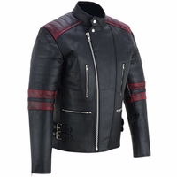 Lederrock maßanfertigung Maßgeschneiderte nach Mass Trend452R Herren-Motorradjacke in schwarz/Rot, aus feinstem Rindsleder gefertigt, mit Seitenansicht. Wird am Ende des Reißverschlusses mit Knöpfen gesichert und verfügt über Protektoren für die Arme, Schultern, Ellbogen, Rücken.