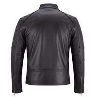 Trendige Herrenjacke aus Lammnappaleder Herren Motorrad Lederjacke in Schwarz, Rückansicht. Mit hohem Kragen und Druckknöpfen für sicheren Sitz und zusätzlichen Stil. Aus weichem Lammnappa gefertigt für hohen Tragekomfort auch bei langem Tragen.