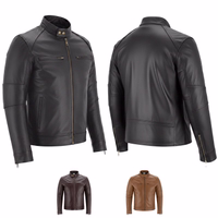 Trendige Herrenjacke aus Lammnappaleder Vorder- und Rückansicht einer schwarzen Herrenlederjacke aus Lammnappa. Diese Jacke verfügt über einen hohen Kragen mit Druckknöpfen, Reißverschluss-Brusttaschen und Ärmelreißverschlüsse und vereint Stil mit Funktionalität.