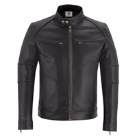 Trendige Herrenjacke aus Lammnappaleder Vorderansicht einer schwarzen Premium Lederjacke aus Lammnappa, mit offenem Frontreißverschluss und dem GermanWear Logo zeigen.