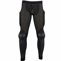 Motorradschutzhose Frontansicht der schwarzen Motorrad-Schutzhose, bietet robusten Schutz mit gepunkteten Mesh-Einsätzen, Knie- und Hüftpolstern sowie flexiblem Sitz – für Fahrer, die Sicherheit und Stil wollen. Jetzt kaufen!