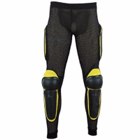 Motorradschutzhose Frontansicht der gelben Motorrad-Schutzhose, mit strapazierfähigem Mesh, gepolsterten Knie- und Hüftschützern und elastischem Sitz – bietet Komfort und Fahrersicherheit. Jetzt online sichern!