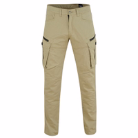 Herren-Motorradhose mit Protektoren, erhältlich in Schwarz und Khaki. Vorderansicht der Herren-Motorradjeans, entwickelt für Sicherheit und Stil. Diese Schutzjeans erhöhen nicht nur Ihre Sicherheit auf der Straße, sondern bieten dank sorgfältig entworfener Stoffe und Konstruktion auch unvergleichlichen Tragekomfort.