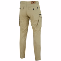 Herren-Motorradhose mit Protektoren, erhältlich in Schwarz und Khaki. Rückansicht der Herren-Motorradjeans, die Sicherheit und Stil mühelos verbinden. Für optimalen Schutz auf der Straße gefertigt, bieten diese Jeans dank sorgfältig entworfener Stoffe und Konstruktion hervorragenden Tragekomfort.