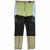 Herren-Motorradhose mit Protektoren, erhältlich in Schwarz und Khaki. Herren-Motorradhose in Khaki mit Knopfverschluss, ausgestattet mit Oberschenkeltaschen und Cargo-Taschen. Aus 100% Baumwolle für Langlebigkeit und Komfort gefertigt, bieten diese langen Hosen stilvollen und funktionalen Fahrspaß.