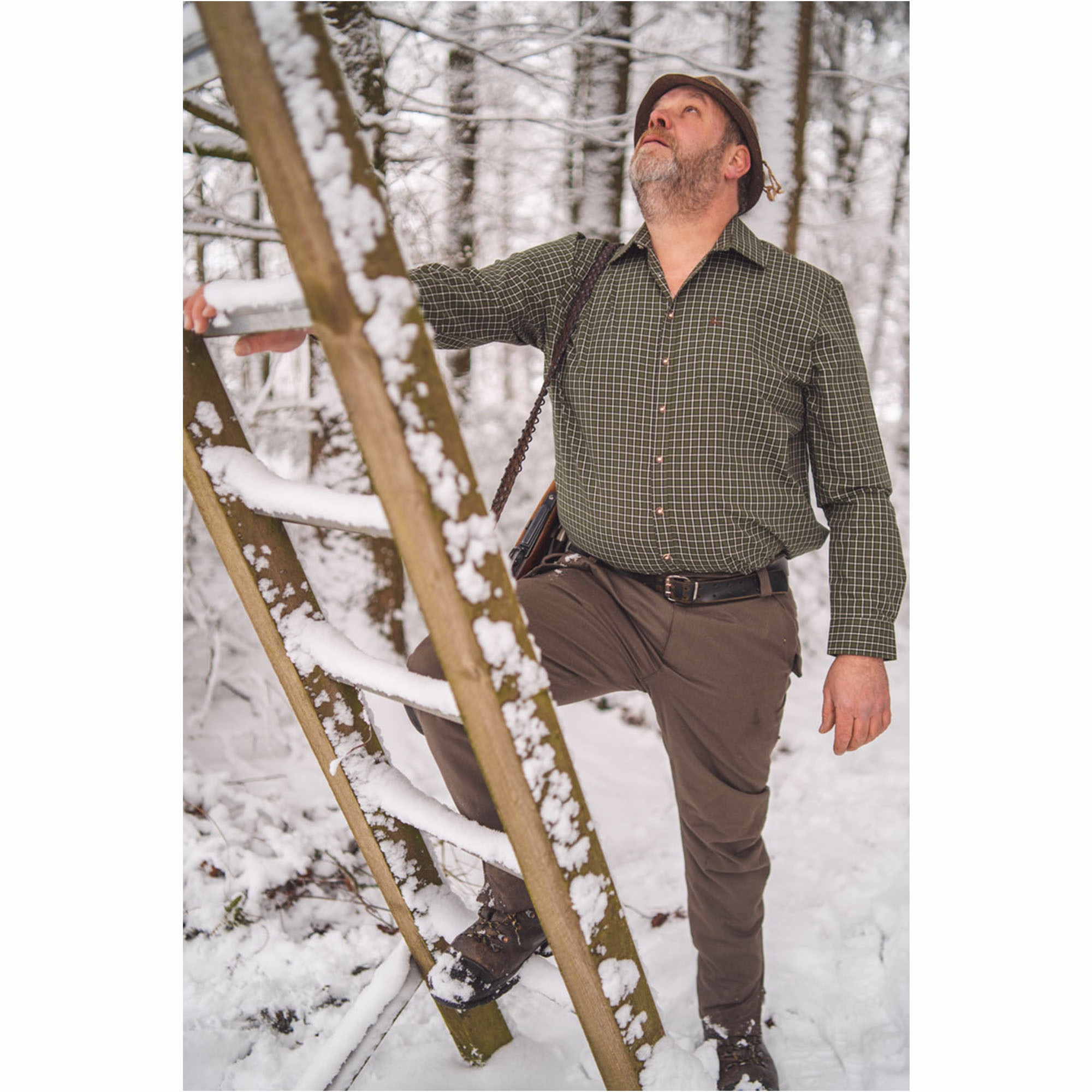 Herren-Traditionalhemd in Grün-Weiß kariert Das Herren-Hunting-Hemd zeigt eine klassische Rückansicht mit normaler Passform für bequemen und entspannten Sitz. Ein dezentes, gesticktes Logo auf der linken Brust sorgt für ein stilvolles Detail.