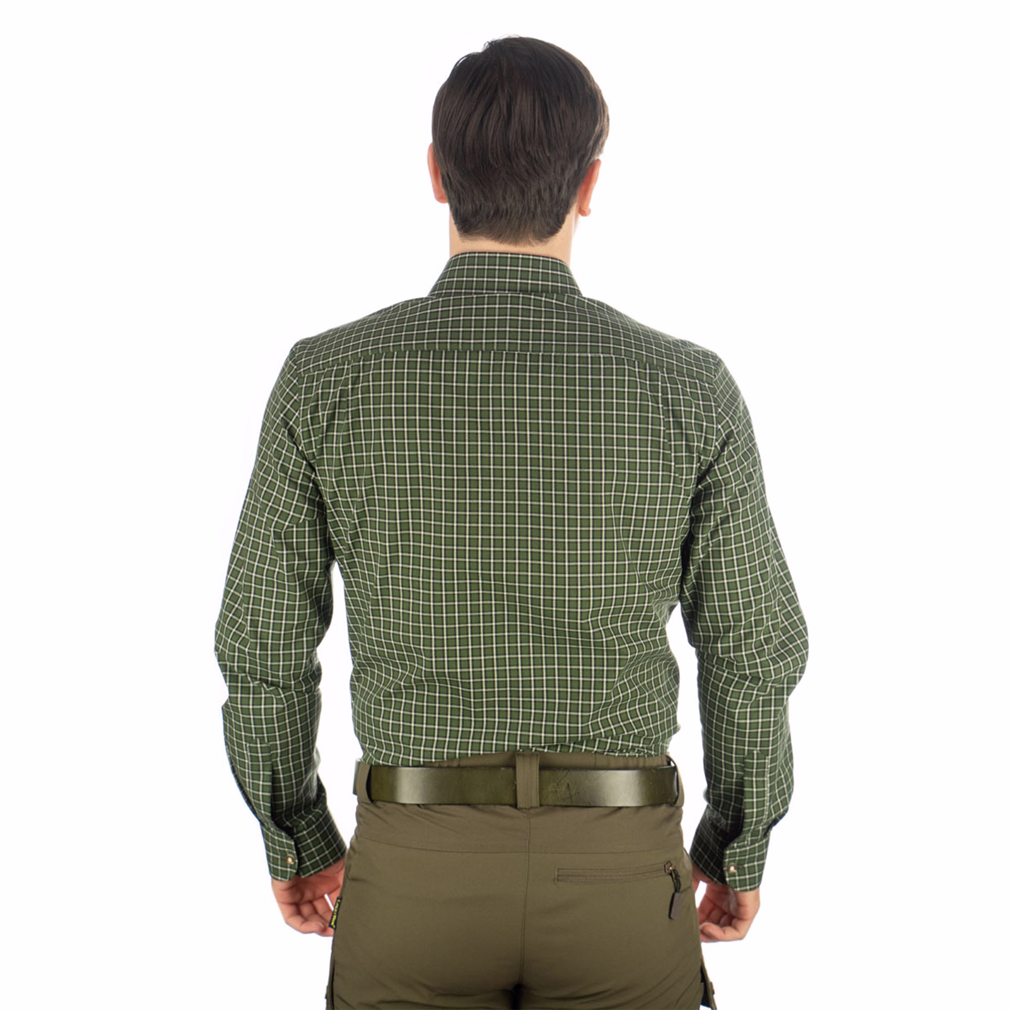 Herren-Traditionalhemd in Grün-Weiß kariert Ein einzelner Mann schreitet in den Wald, gekleidet in ein robustes Herren-Hunting-Hemd. Die normale Passform verspricht Komfort und Bewegungsfreiheit, ideal für seine Wanderung durch die Wildnis. Ein kleines gesticktes Logo auf der linken Brust verleiht s