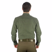 Ein einzelner Mann schreitet in den Wald, gekleidet in ein robustes Herren-Hunting-Hemd. Die normale Passform verspricht Komfort und Bewegungsfreiheit, ideal für seine Wanderung durch die Wildnis. Ein kleines gesticktes Logo auf der linken Brust verleiht s