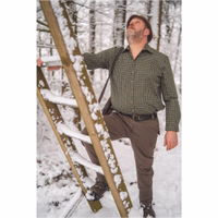 Herren-Traditionalhemd in Grün-Weiß kariert Das Herren-Hunting-Hemd zeigt eine klassische Rückansicht mit normaler Passform für bequemen und entspannten Sitz. Ein dezentes, gesticktes Logo auf der linken Brust sorgt für ein stilvolles Detail.
