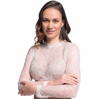 Dirndlbluse für Damen von Spieth & Wensky Frontansicht des Modells mit der weißen Dorina-Dirndlbluse, mit Spitzen-Stehkragen, langen Ärmeln und Glitzerdetails – elegante Dirndlbluse mit Spitze, perfekt für den Oktoberfest-Stil.