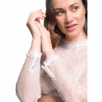 Dirndlbluse für Damen von Spieth & Wensky Ärmeldetailansicht der Dorina-Dirndlbluse am Modell, mit zarten Spitzenärmeln, durchgehendem Muster und feinen Glitzerdetails – langärmelige Dirndlbluse, entworfen für Oktoberfest und traditionelle Trachtenmode.