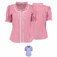 Damen-Bayerische Trachtenbluse Vorderansicht einer Trachtenbluse für Damen mit rot-weiß kariertem Vichy-Muster. Sie verfügt über kurze Puffärmel mit elastischen, gerüschten Manschetten, einen gerüschten Rundhalsausschnitt und eine durchgehende Knopfleiste mit weißen Knöpfen.