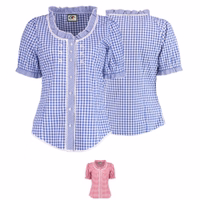 Damen-Bayerische Trachtenbluse Vorderansicht einer Trachtenbluse für Damen in blau-weiß kariertem Vichy-Muster. Sie verfügt über kurze Puffärmel mit elastischen, gerüschten Manschetten, einen gerüschten Rundhalsausschnitt und eine durchgehende Knopfleiste mit weißen Knöpfen. Im Kragen b