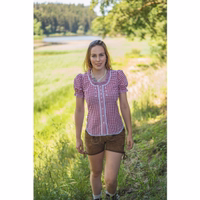 Damen-Bayerische Trachtenbluse Stellen Sie sich die stilvolle Rückansicht einer roten bayerischen Bluse mit kurzen Puffärmeln und schulterfreiem Design vor. Ihre Vintage-Elemente ergänzen Trachtenlederhosen auf wunderschöne Weise.