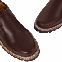 Herren-Bayerische Trachtenschuhe Ein Paar traditionelle bayerische Herrenschuhe in Dunkelbraun mit seitlicher Schnürung und sicherem Schnürverschluss. Aus 100% glattem Leder handgefertigt, überzeugen diese Schuhe mit kurzem Schaft und stilvollem Design – die perfekte Kombination aus Mode