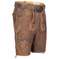 Bayerische Herrenlederhose mit traditionellem Gürtel Vorderansicht einer antik kastanienbraunen bayerischen Velourslederhose mit traditionellem Gürtel, Handstickerei, Messertasche und authentischer deutscher Schneiderkunst – ideal für das Oktoberfest, Hochzeiten und kulturelle Anlässe.