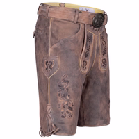 Bayerische Herrenlederhose mit traditionellem Gürtel Seitenansicht einer antikbraunen bayerischen Lederhose aus echtem Veloursleder mit passendem Gürtel, detaillierter Stickerei, Nähten und Messertasche – mit Präzision gefertigt für das Oktoberfest, Volksfeste und Hochzeiten.