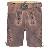 Bayerische Herrenlederhose mit traditionellem Gürtel Vorderansicht einer antikbraunen bayerischen Lederhose mit traditionellem Gürtel, handgefertigt aus echtem Veloursleder, mit detaillierter Stickerei, Messertasche und hochwertiger deutscher Schneiderkunst für kulturelle Anlässe und Feste.