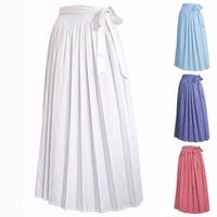 Lange Dirndl-Schürze: Traditionelle bayerische Baumwollschürze Weiß lange Dirndlschürze im Karomuster mit Schleife, rechts drei Farbvarianten in Dunkelblau, Rot und Himmelblau.