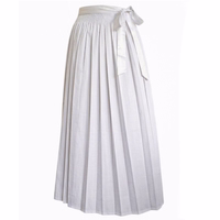 Lange Dirndl-Schürze: Traditionelle bayerische Baumwollschürze Weiß lange Dirndlschürze im Karomuster mit elastischem Bund und seitlicher Schleife vor weißem Hintergrund.