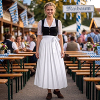 Lange Dirndl-Schürze: Traditionelle bayerische Baumwollschürze Eine lächelnde Frau in einem Weiß Midi-Dirndl mit karierter Schürze, im Hintergrund eine traditionelle Altstadtgasse.