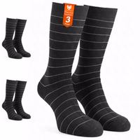 3er-Pack 2.0 TOG isolierte Winter-Thermosocken, Schwarz– für den Outdoor-Einsatz 3-Paar Thermosocken in Verpackung, Aufschrift 'Thermosocken 3 Paar 2,0 TOG-Wert' sichtbar