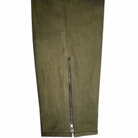 Features der Jagdhose in Dunkelgrün: dekorative Knöpfe, Gürtelösen, Beinreißverschlüsse und funktionale Taschen – Komfort und Strapazierfähigkeit für Jäger. Jetzt sichern!