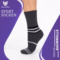 6er-Pack dünne Sportsocken aus Baumwolle in Charcoal– ideal für Laufen, Fitness und den Alltag GermanWear-Etikett an Sportsocken, Verpackung teilweise sichtbar, deutscher Text lesbar
