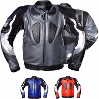 Motorrad-Kombijacke aus Rindsleder Motorrad-Kombijacke mit gestepptem Innenfutter, Vorder- & Rückansicht in Metallfarbe. Mit Protektoren, 2 Fronttaschen mit verdeckten Reißverschlüssen. Reißverschluss- & Klettverschluss, erhältlich in zwei weiteren Farben.
