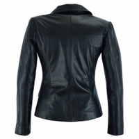 Damenblazer aus echtem Leder, Lamm-Nappa Die Rückansicht der Nappa-Lederjacke vereint Kultur und Funktionalität. Mit weichem, luxuriösem Material und praktischem Design, einschließlich einer Innentasche auf Brusthöhe und 2 Bauchtaschen, ist sie ideal für den täglichen Gebrauch. Kostenloser Versan